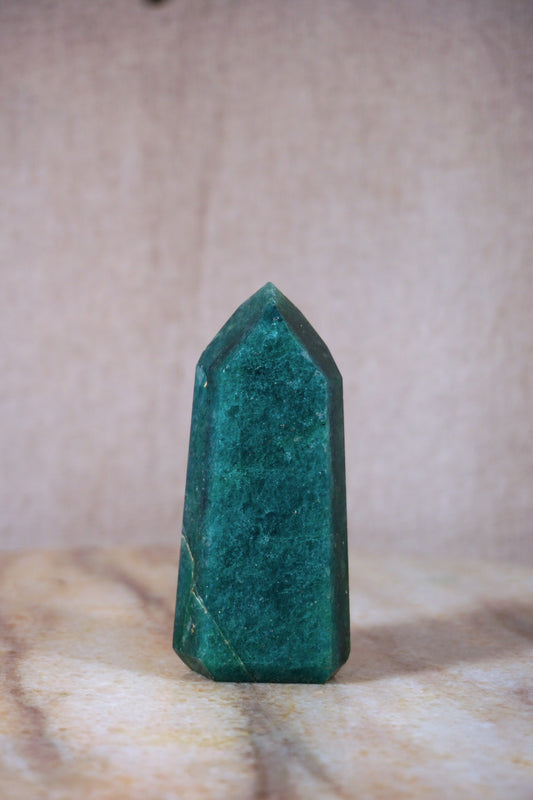 pointed_green_quarz_pointed_tower_special_unique_brazilian_stone_mineral_crystal_european_translucent_sparkly_home_decor_altar_stone banded stone rock close up brown and glittler rock red hematite green banded