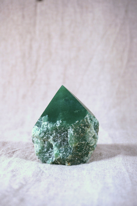 green quarz pointed raw natural stone and polished pyramid hexagon tower altar stone brazilian mineral stone
