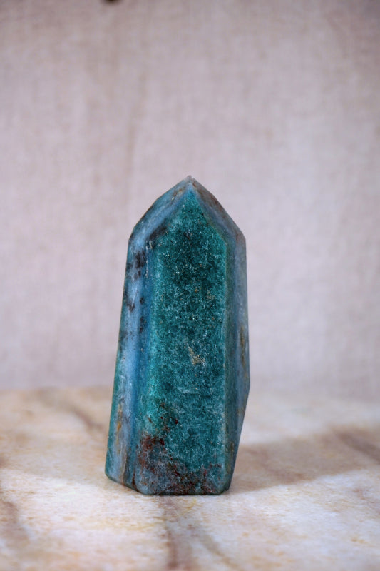 pointed_green_quarz_pointed_tower_special_unique_brazilian_stone_mineral_crystal_european_translucent_sparkly_home_decor_altar_stone banded stone rock close up brown and glittler rock red hematite green banded